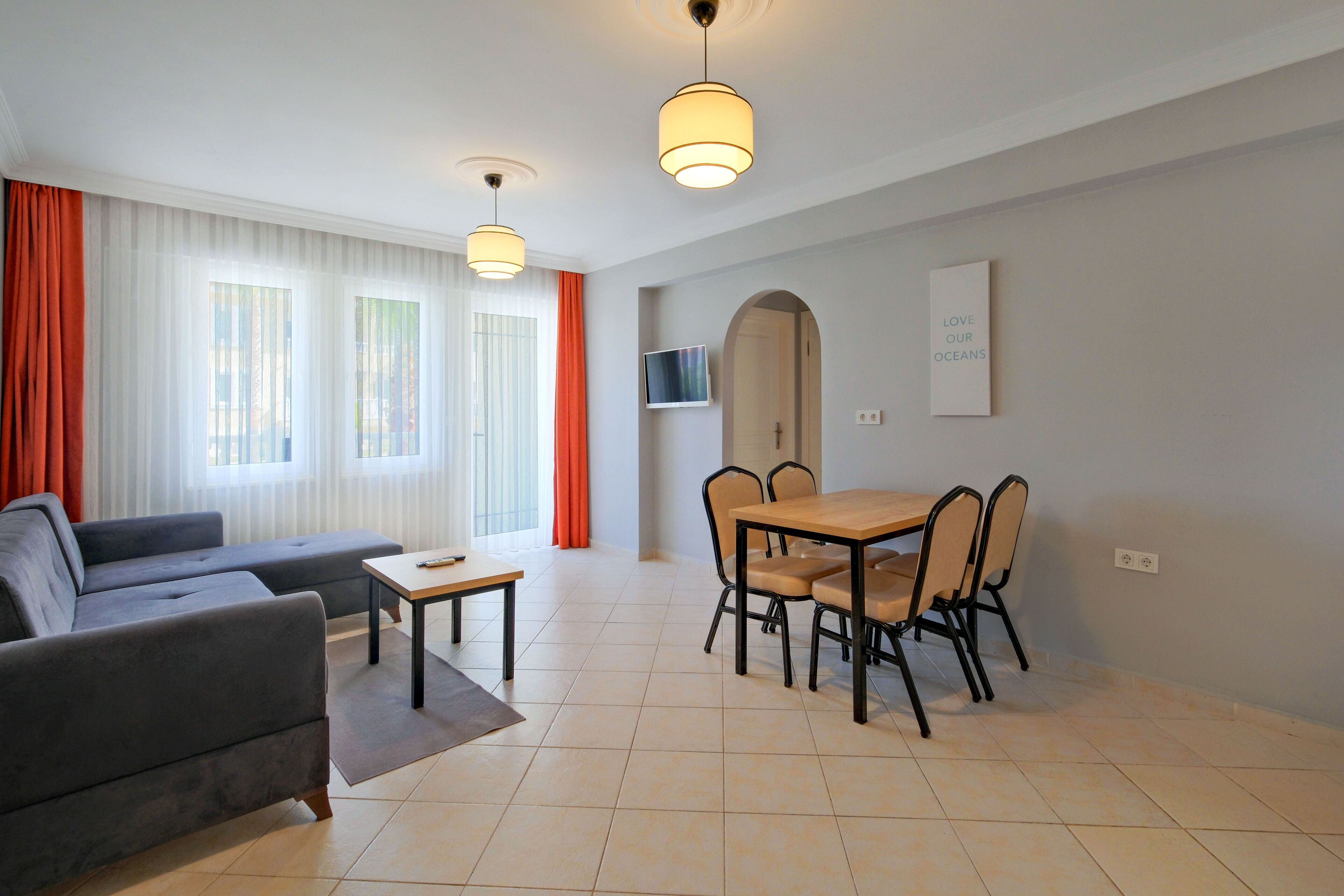 Departamento Confort, 2 habitaciones, balcón | Área de sala de estar | Televisión de plasma de 106 cm con canales vía satélite 