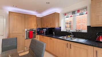 Townhome, 3 Bedrooms | Private kitchen