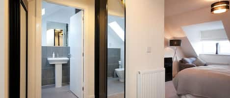 3 habitaciones, escritorio, tabla de planchar con plancha y wifi gratis