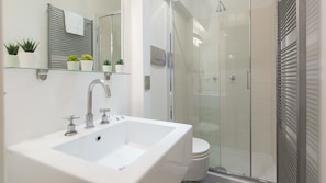 Apartment, 3 Bedrooms | Bathroom shower