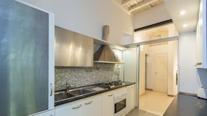 Apartment, 3 Schlafzimmer | Gemeinschaftsküche | Großer Kühlschrank, Ofen, Herdplatte, Geschirrspüler