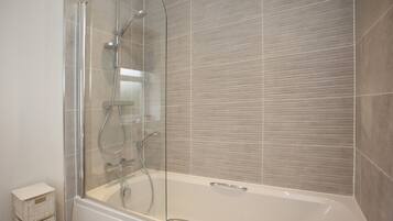 Appartement | Badkamer | Gratis toiletartikelen, een haardroger, handdoeken, shampoo
