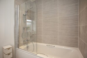 Apartment | Bathroom | Free toiletries, hair dryer, towels, shampoo - The Mews (Derby)