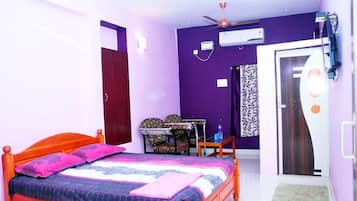 Phòng đôi Deluxe, 1 giường cỡ king | 1 phòng ngủ, bàn, truy cập Internet không dây miễn phí