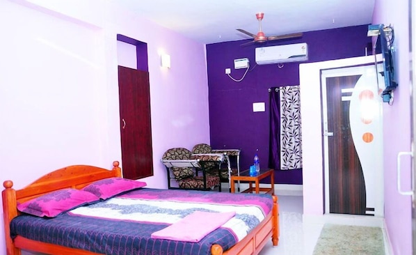 Deluxe Double Room, 1 King Bed | 1 bedroom, desk, free WiFi