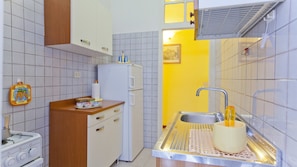 Apartment, 3 Bedrooms | Private kitchen