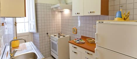 Apartment, 3 Bedrooms | Private kitchen