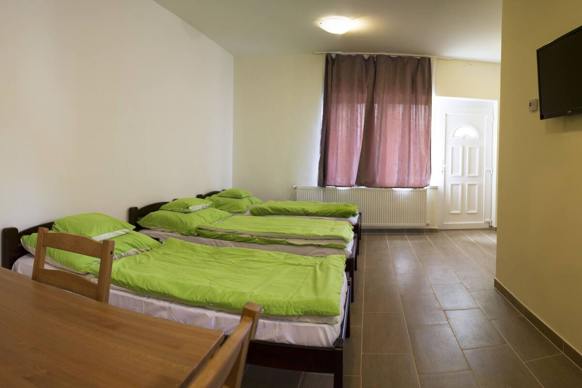 Standard-Dreibettzimmer | Schallisolierte Zimmer, Bügeleisen/Bügelbrett