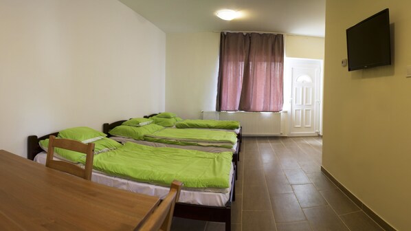 Standard Triple Room | Soundproofing, iron/ironing board - Microstore Airport Panzio (Vecsés)