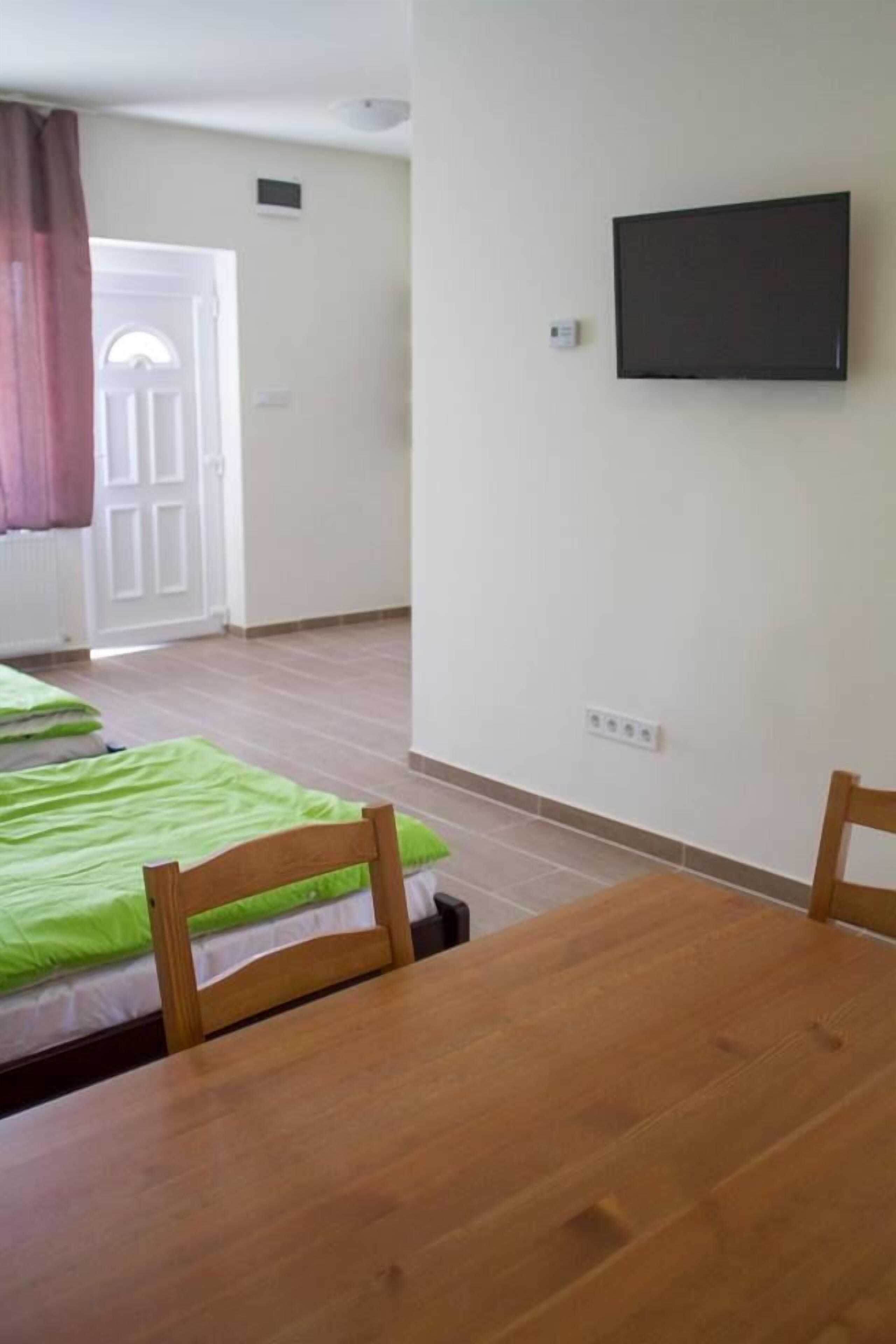 Standard Twin Room | Soundproofing, iron/ironing board