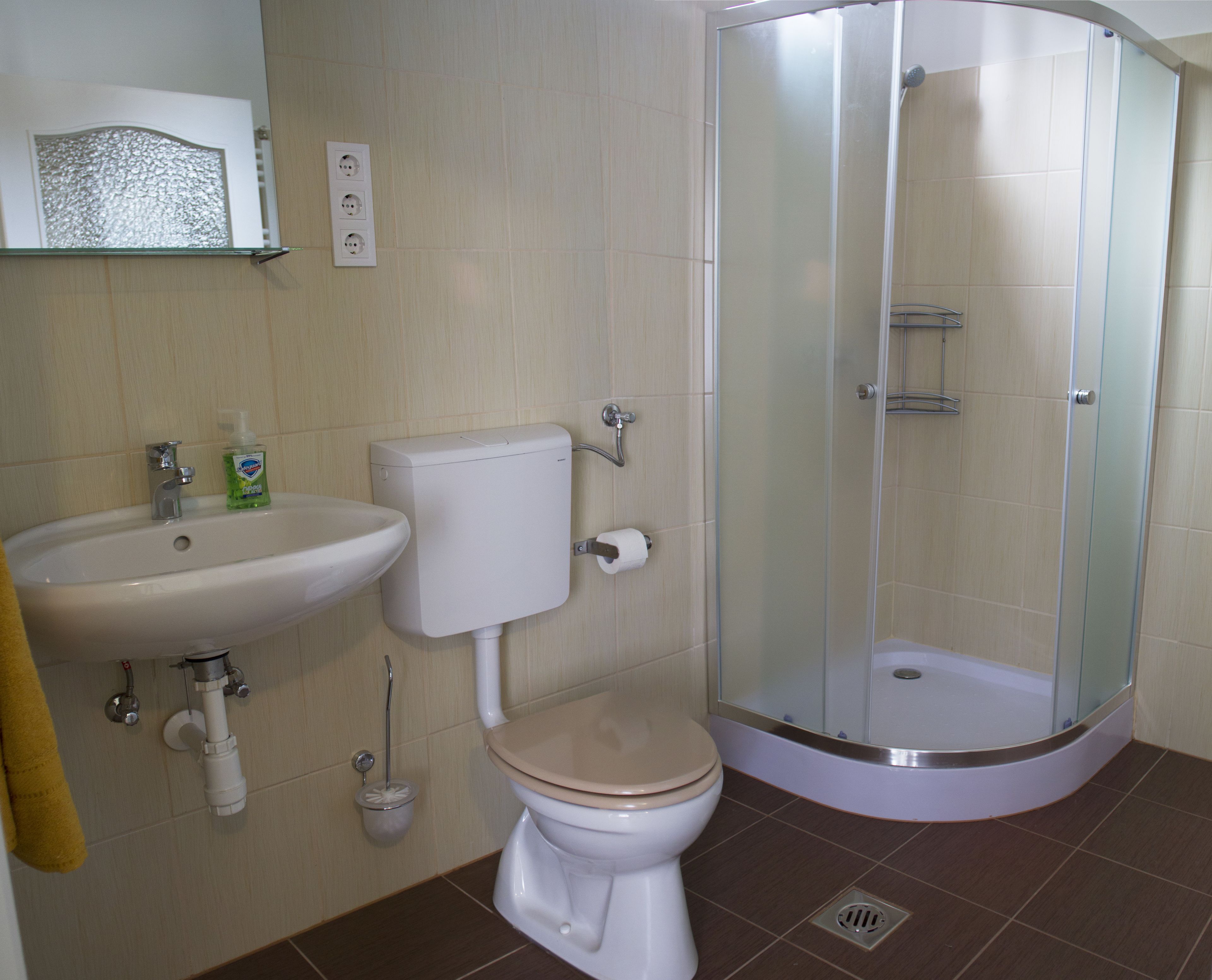 Douche, articles de toilette gratuits, sèche-cheveux, chaussons