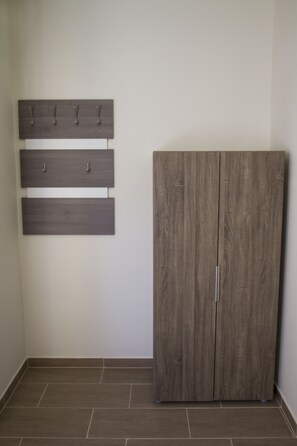 Sistema de insonorización y tabla de planchar con plancha