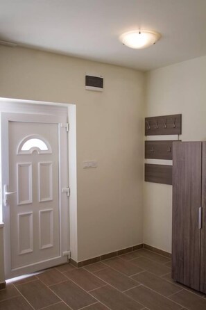 Habitación familiar | Sistema de insonorización y tabla de planchar con plancha