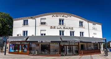 Un hotel con bar, restaurante y zona de estar.