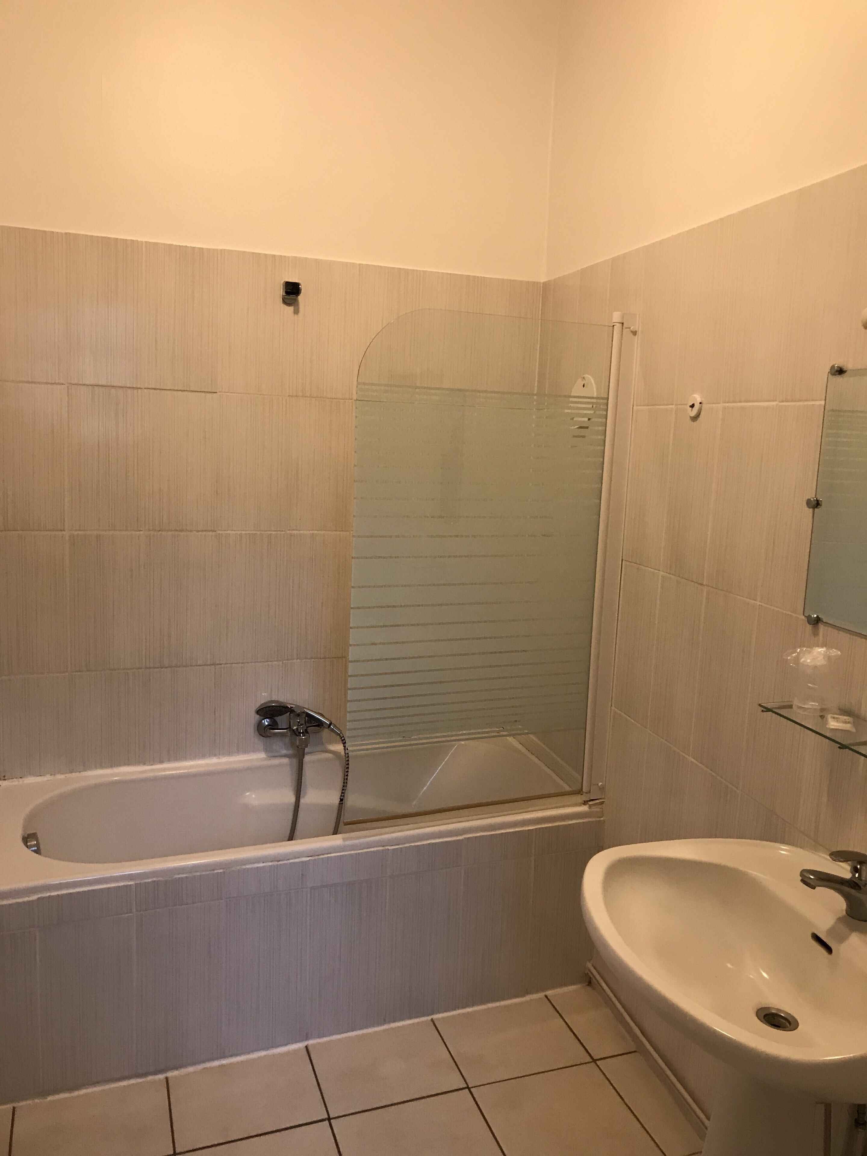 Ein Badezimmer mit Badewanne, Duschkabine und Waschbecken.