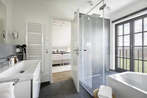 Vila superluxo, 3 quartos, terraço | Banheiro | Banheira e chuveiro separados, banheira de imersão
