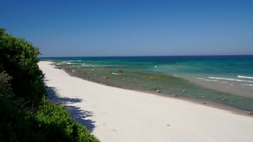 Nära stranden, strandhanddukar och volleyboll