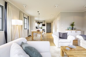 Villa supérieure, 2 chambres, terrasse | Aire de séjour | Téléviseur à écran plat, lecteur de DVD