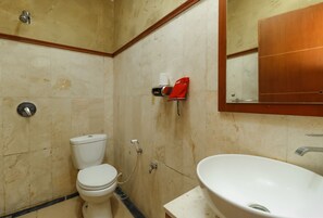 Doppelzimmer | Badezimmer | Dusche, kostenlose Toilettenartikel, Handtücher