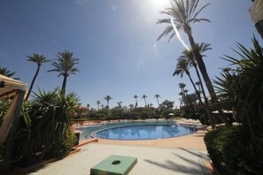 2 piscinas al aire libre, tumbonas