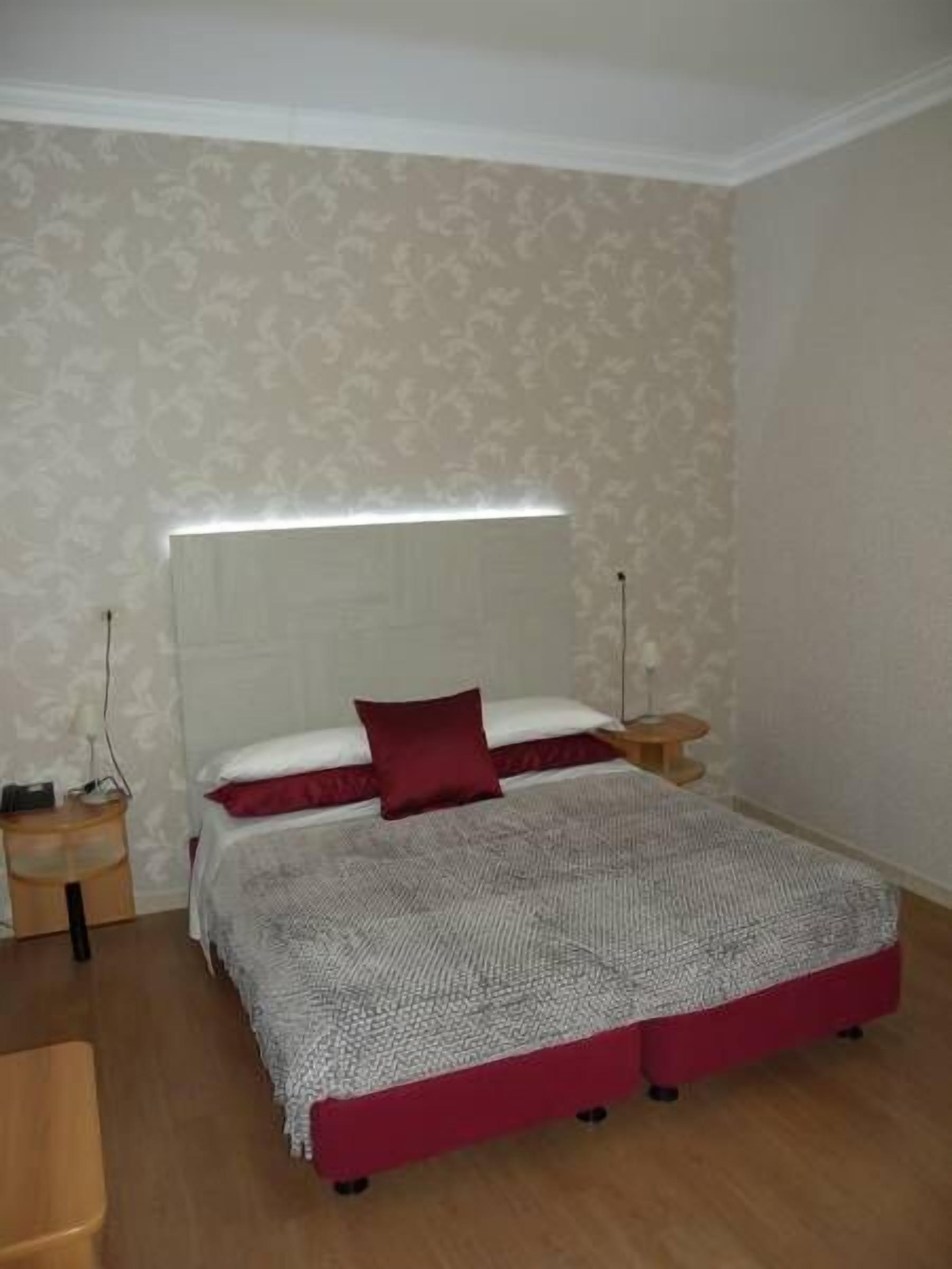 1 bedroom, premium bedding, minibar, in-room safe