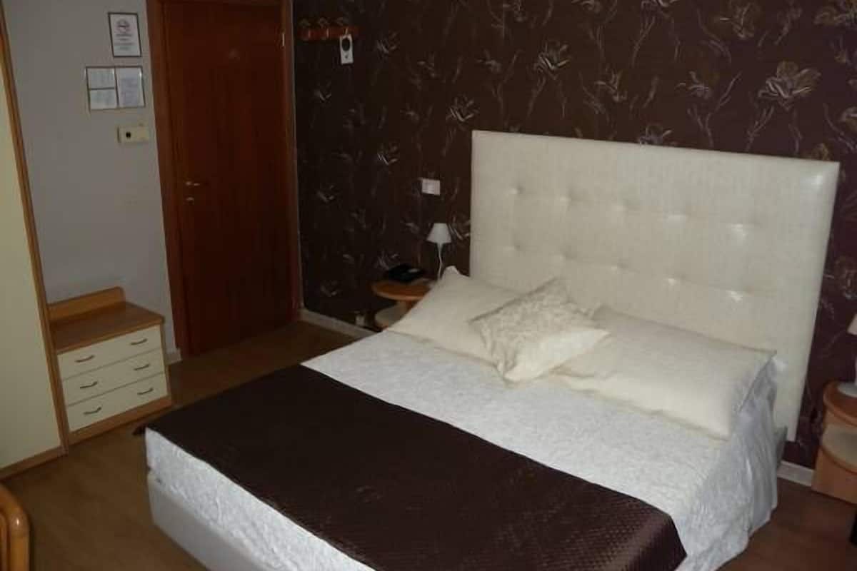1 bedroom, premium bedding, minibar, in-room safe