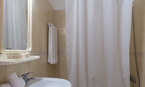 Baignoire, baignoire relaxante profonde, bidet, serviettes fournies