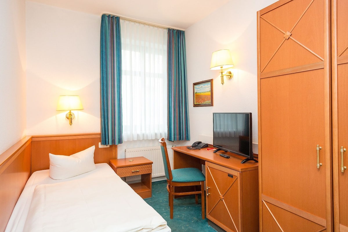 Eenpersoonskamer | Een minibar, een bureau, extra bedden (toeslag), gratis wifi