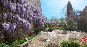 Outdoor dining - Hôtel de La Ferté (Chagny)