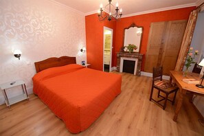 Individually decorated, desk, soundproofing, iron/ironing board - Hôtel de La Ferté (Chagny)