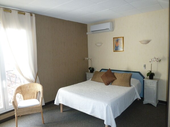Quarto casal superior | Escrivaninha, ferros/tábuas de passar roupa, Wi-Fi de cortesia