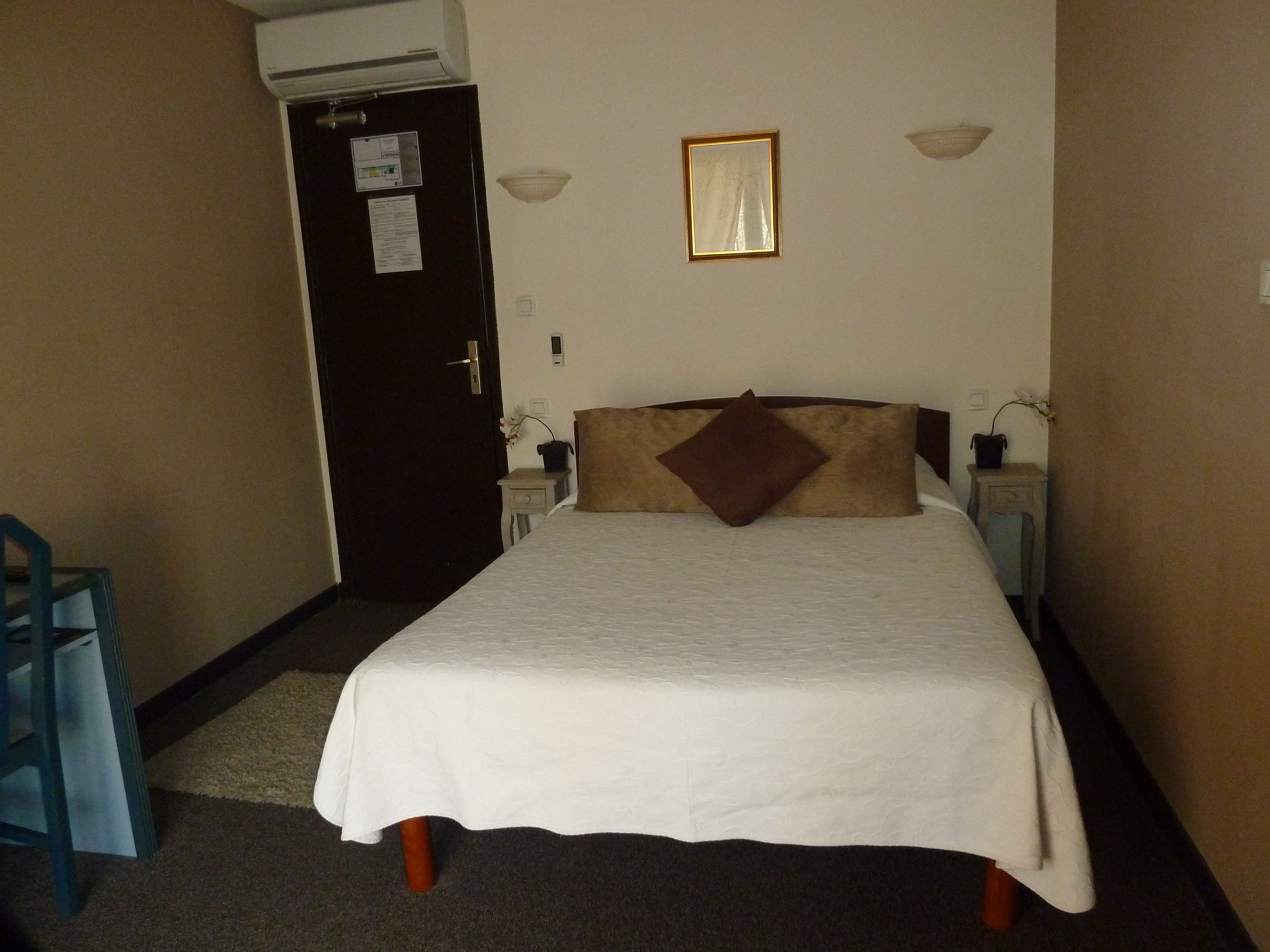 standard double room | desk, iron/ironing board, free wifi, bed sheets