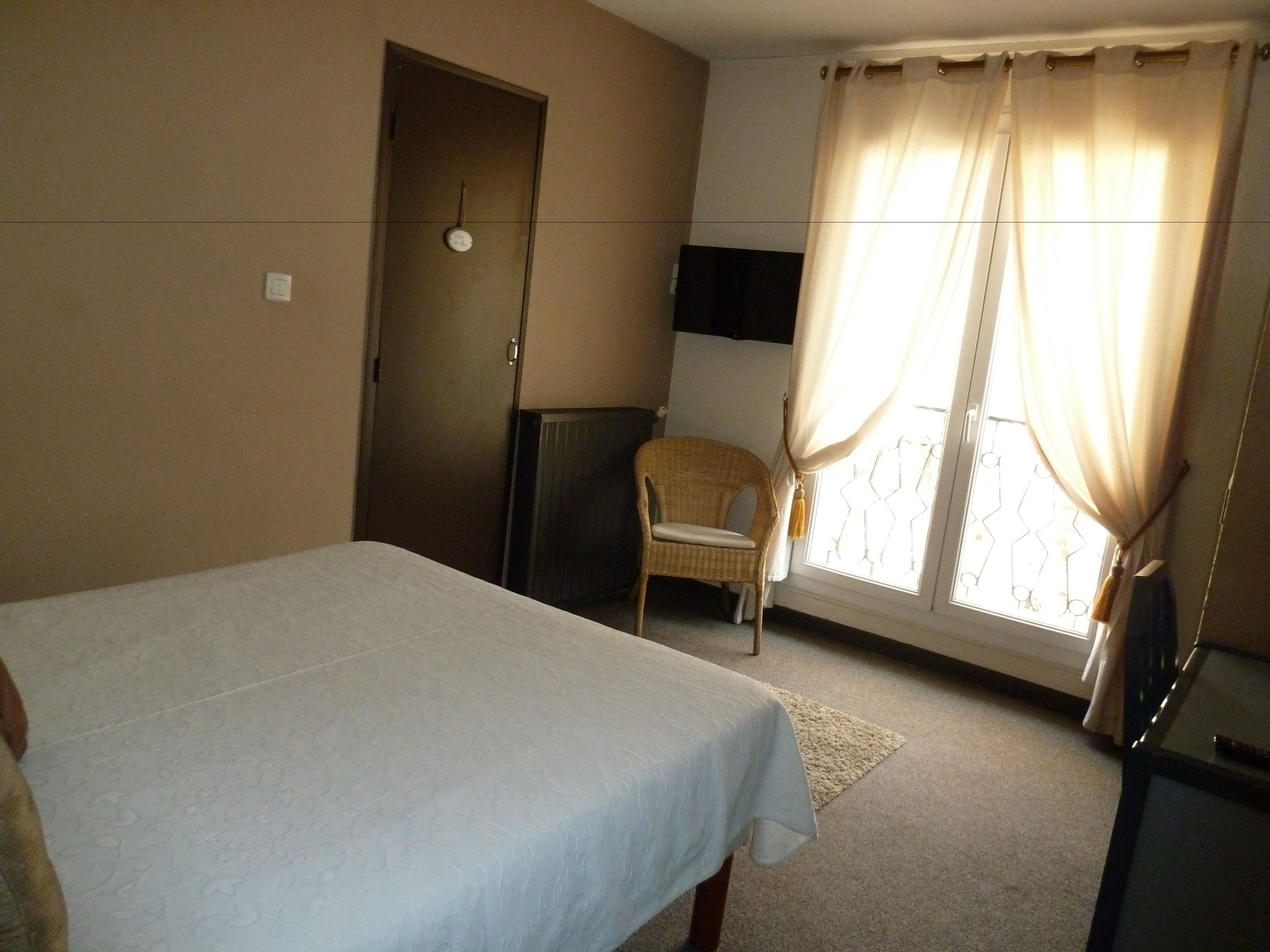 standard double room | desk, iron/ironing board, free wifi, bed sheets