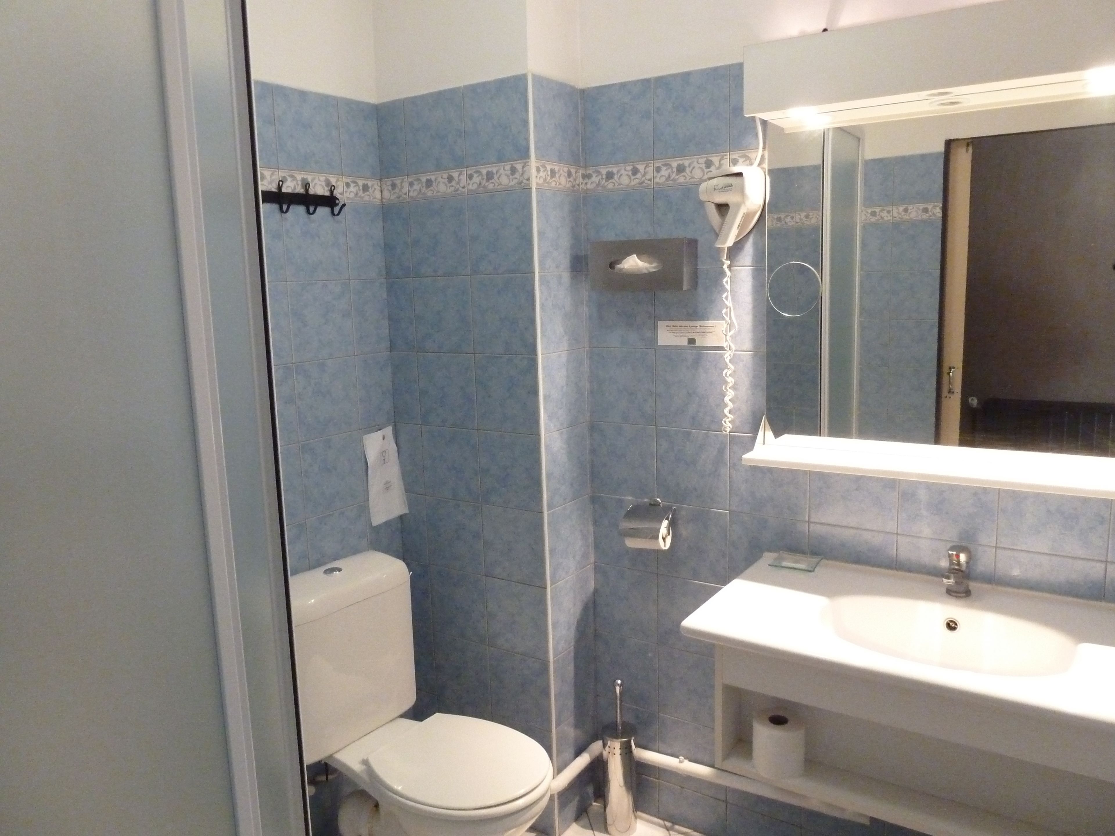 standard double room | bathroom | free toiletries, hair dryer, towels