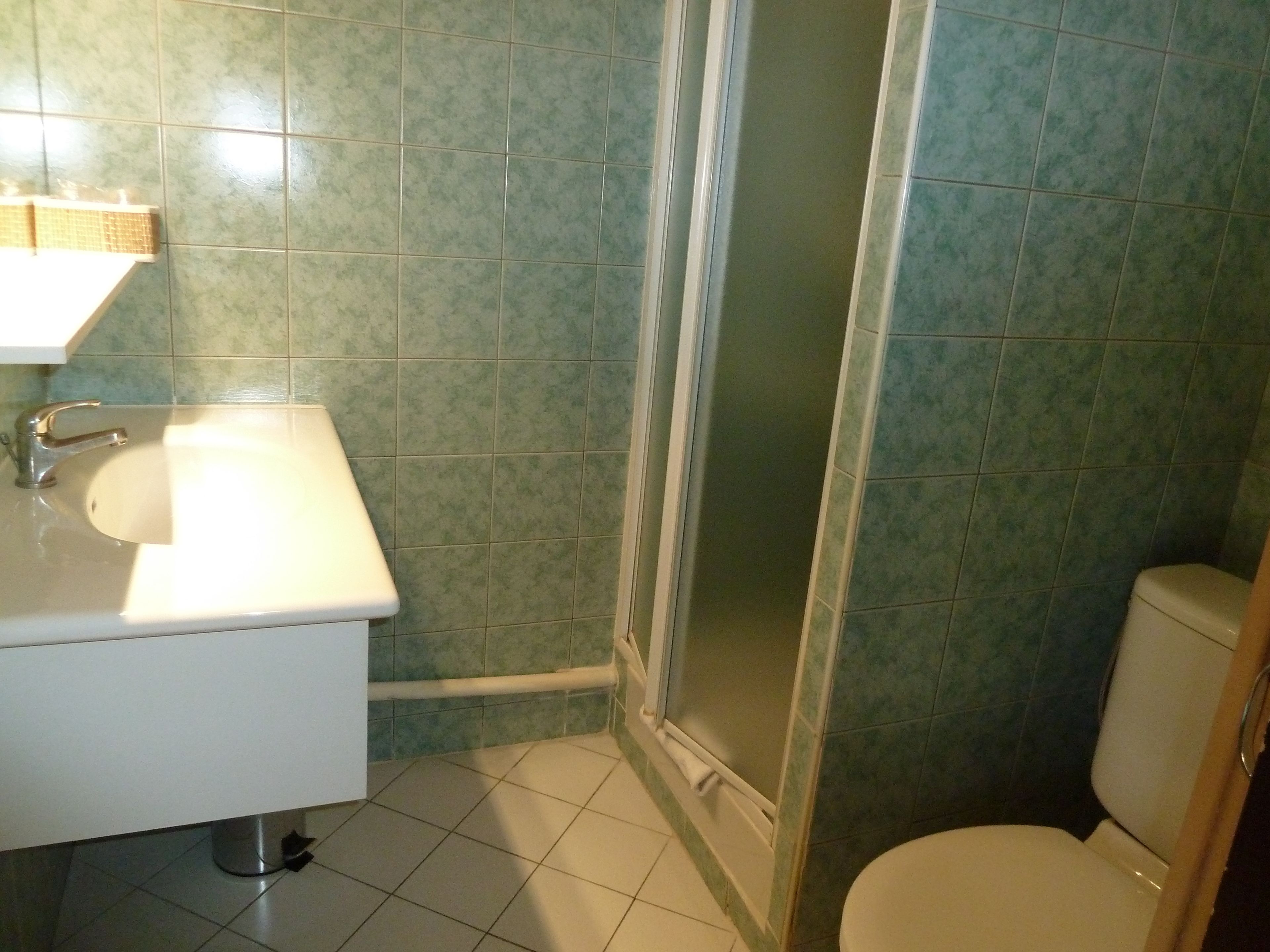 standard double room | bathroom | free toiletries, hair dryer, towels