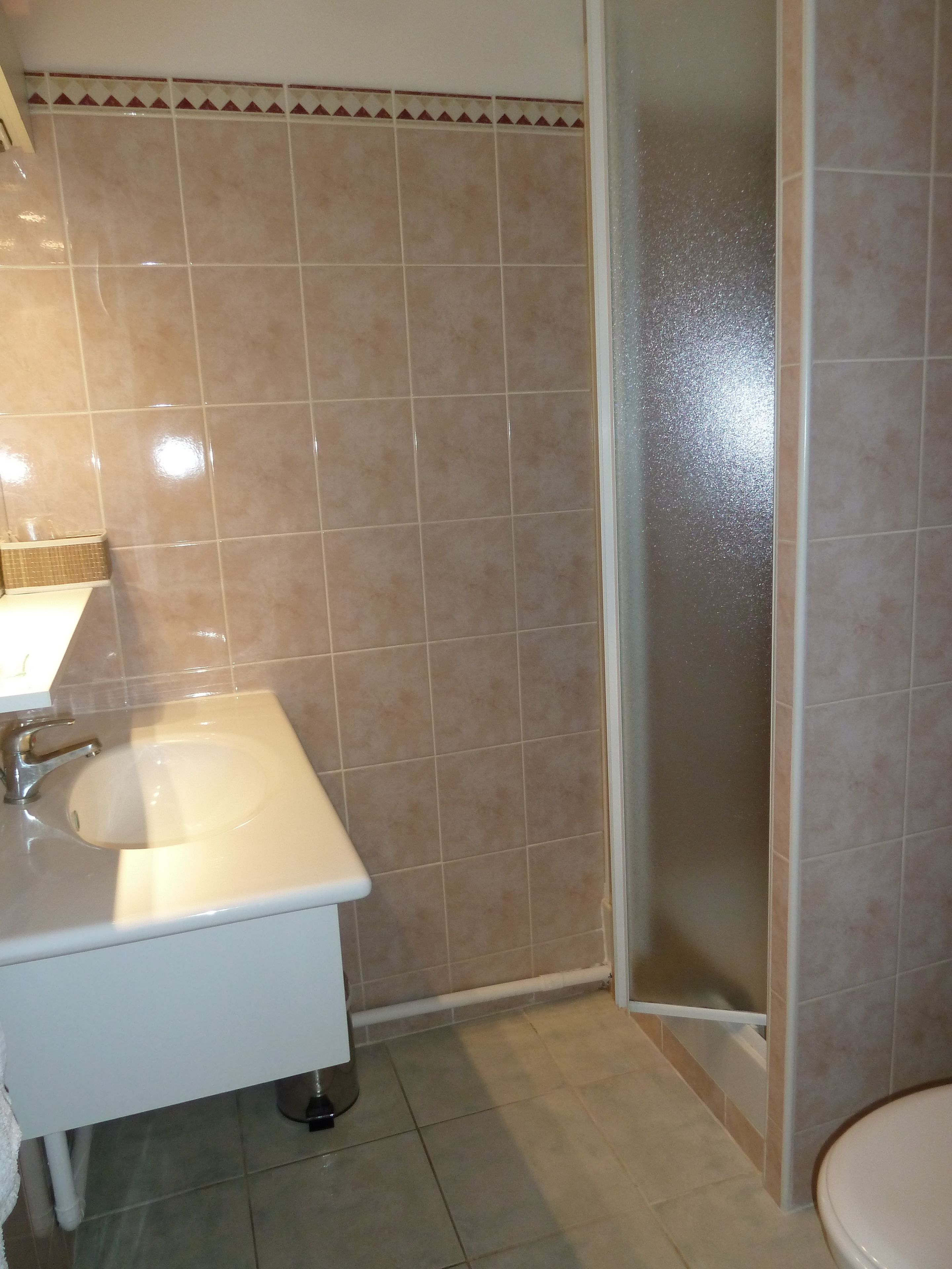 standard double room | bathroom | free toiletries, hair dryer, towels