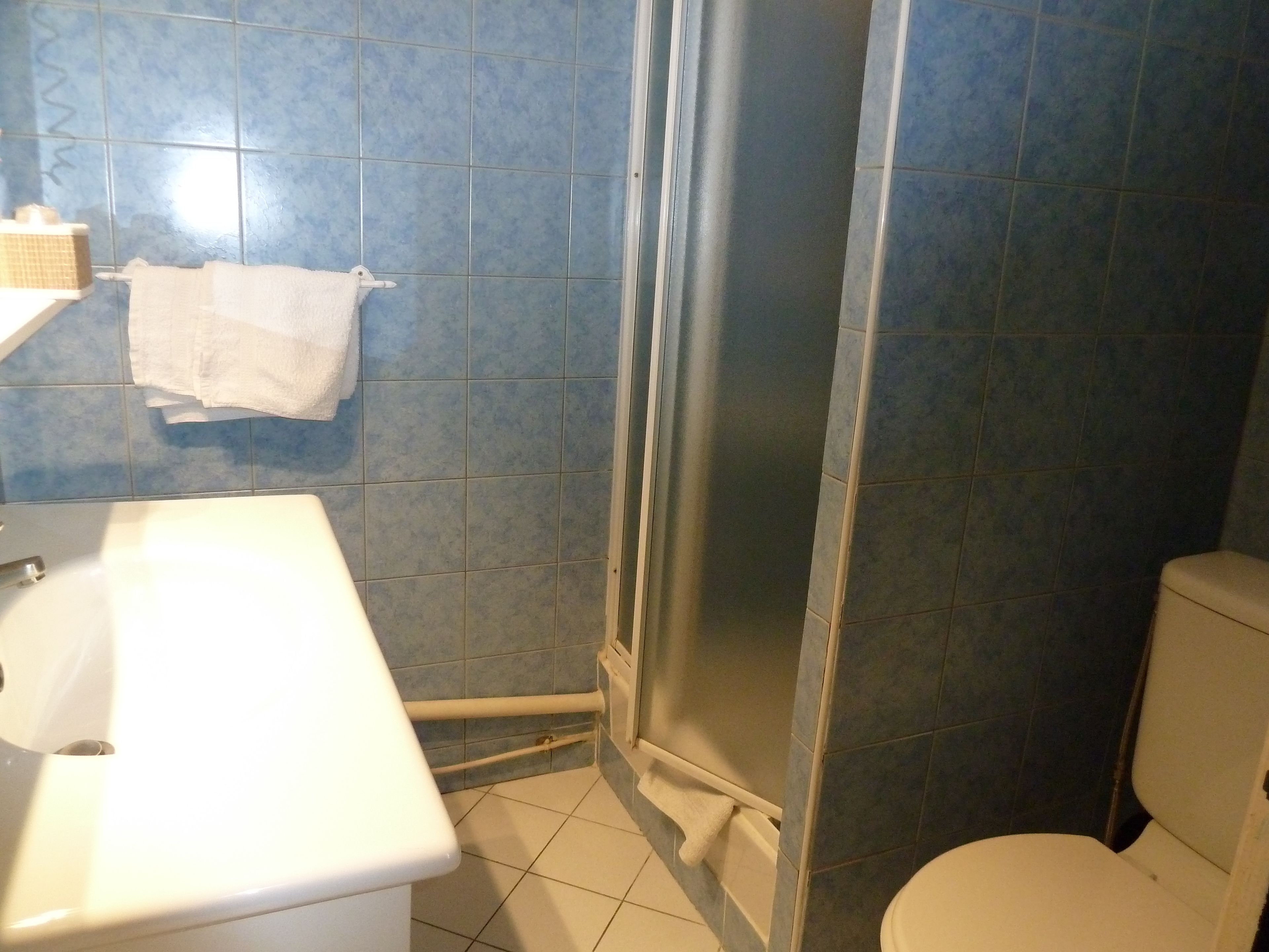 standard double room | bathroom | free toiletries, hair dryer, towels