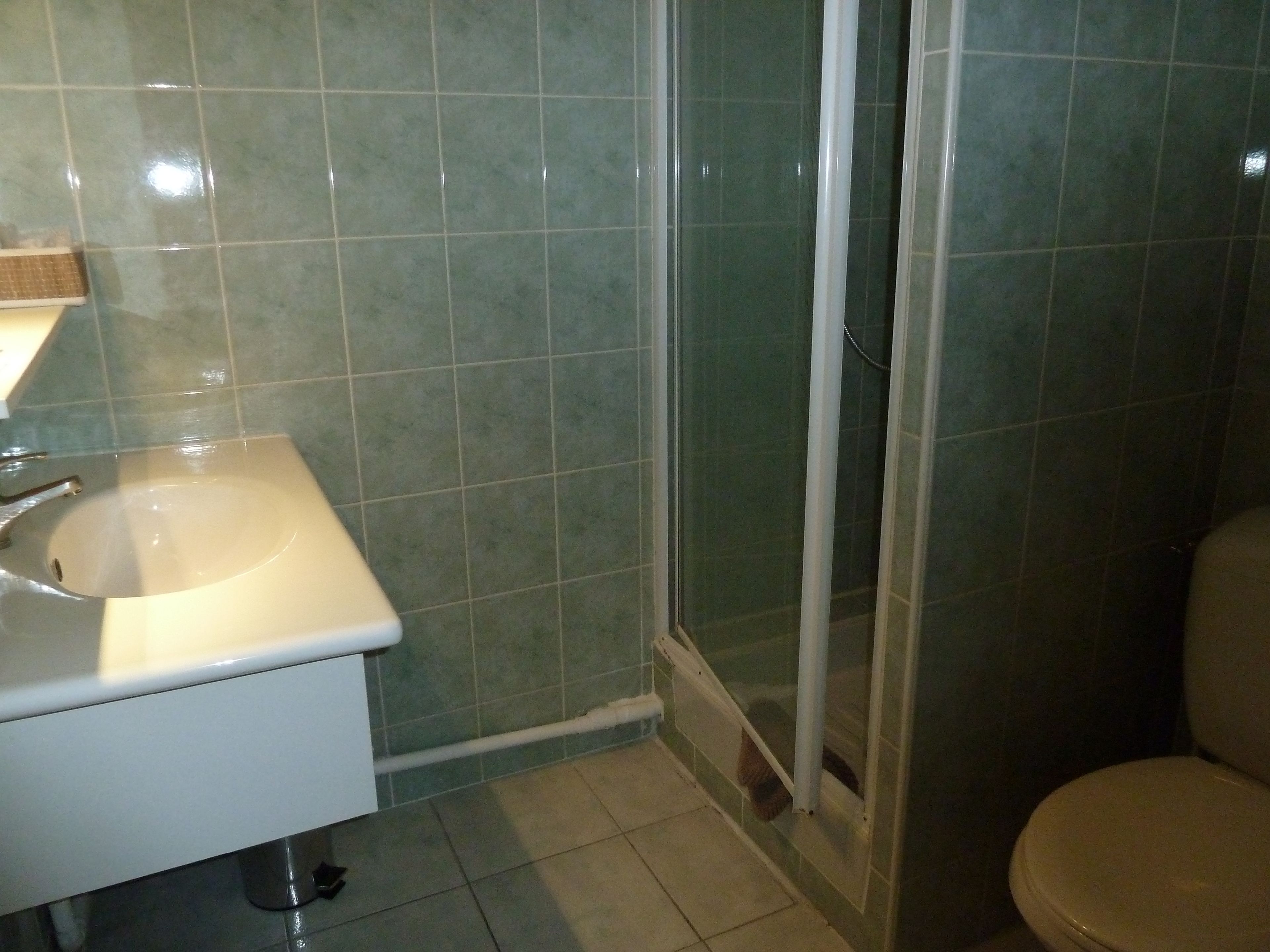 standard double room | bathroom | free toiletries, hair dryer, towels