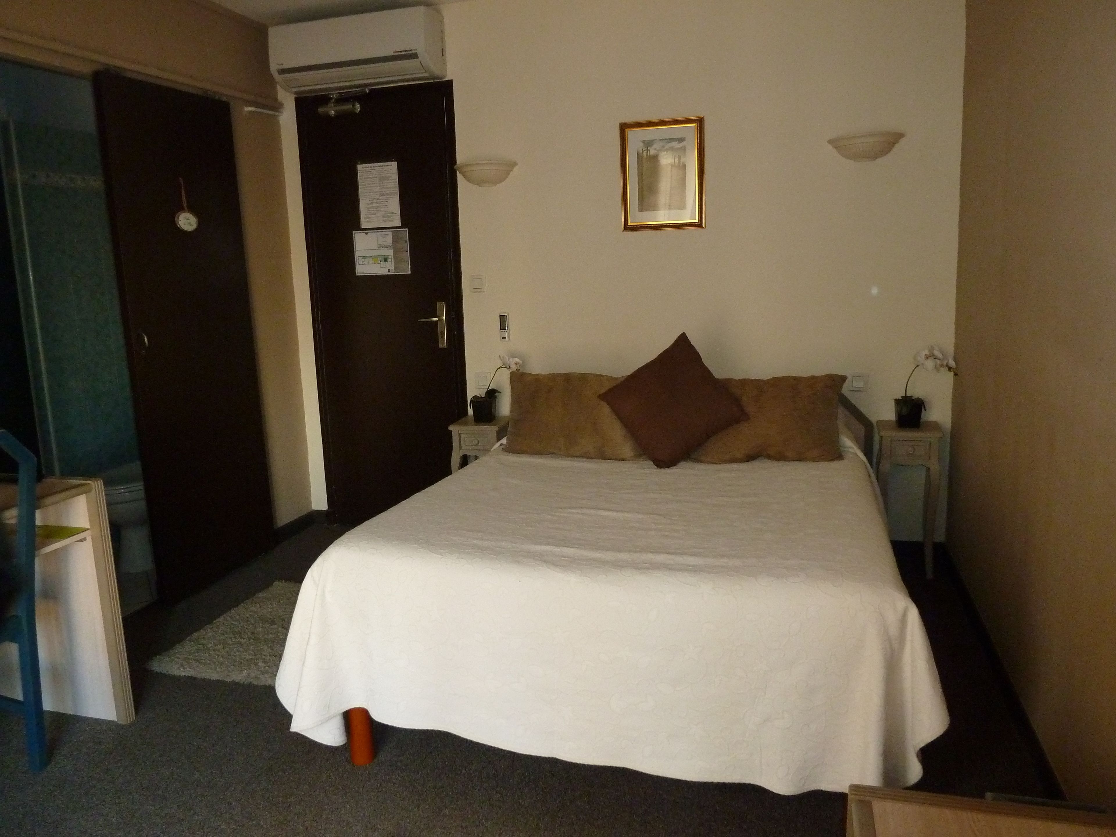 standard double room | desk, iron/ironing board, free wifi, bed sheets