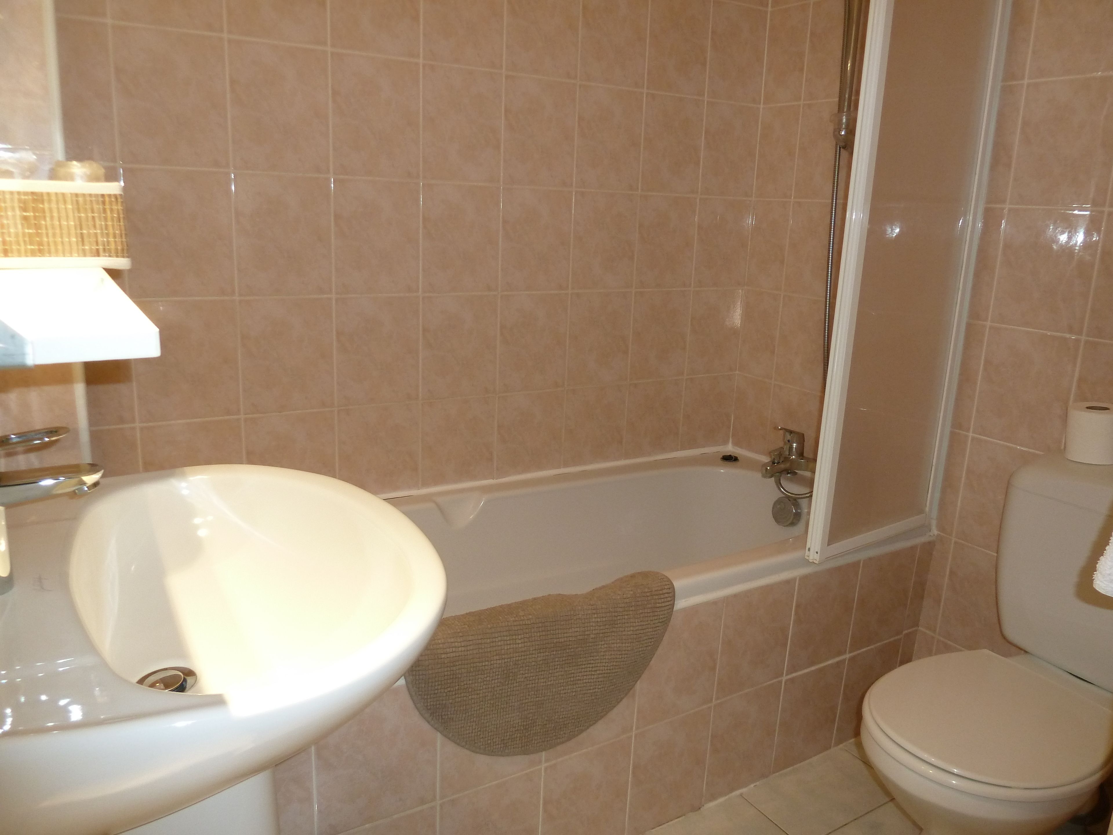 superior double room | bathroom | free toiletries, hair dryer, towels