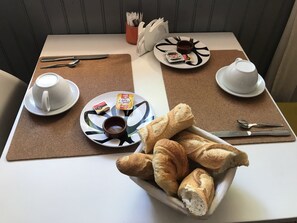 Frukost enligt egen beställning varje dag (EUR 8 per person)