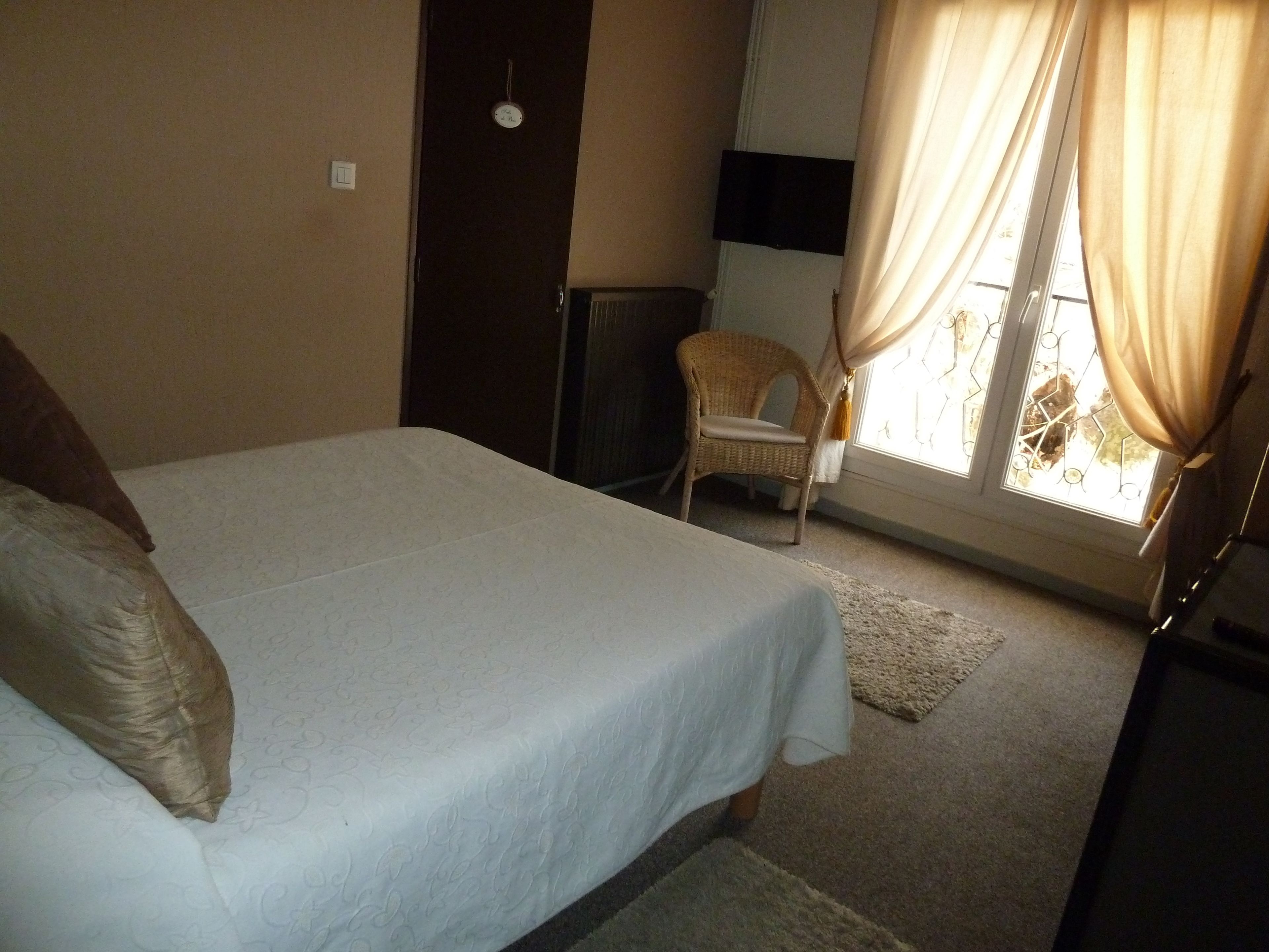standard double room | desk, iron/ironing board, free wifi, bed sheets