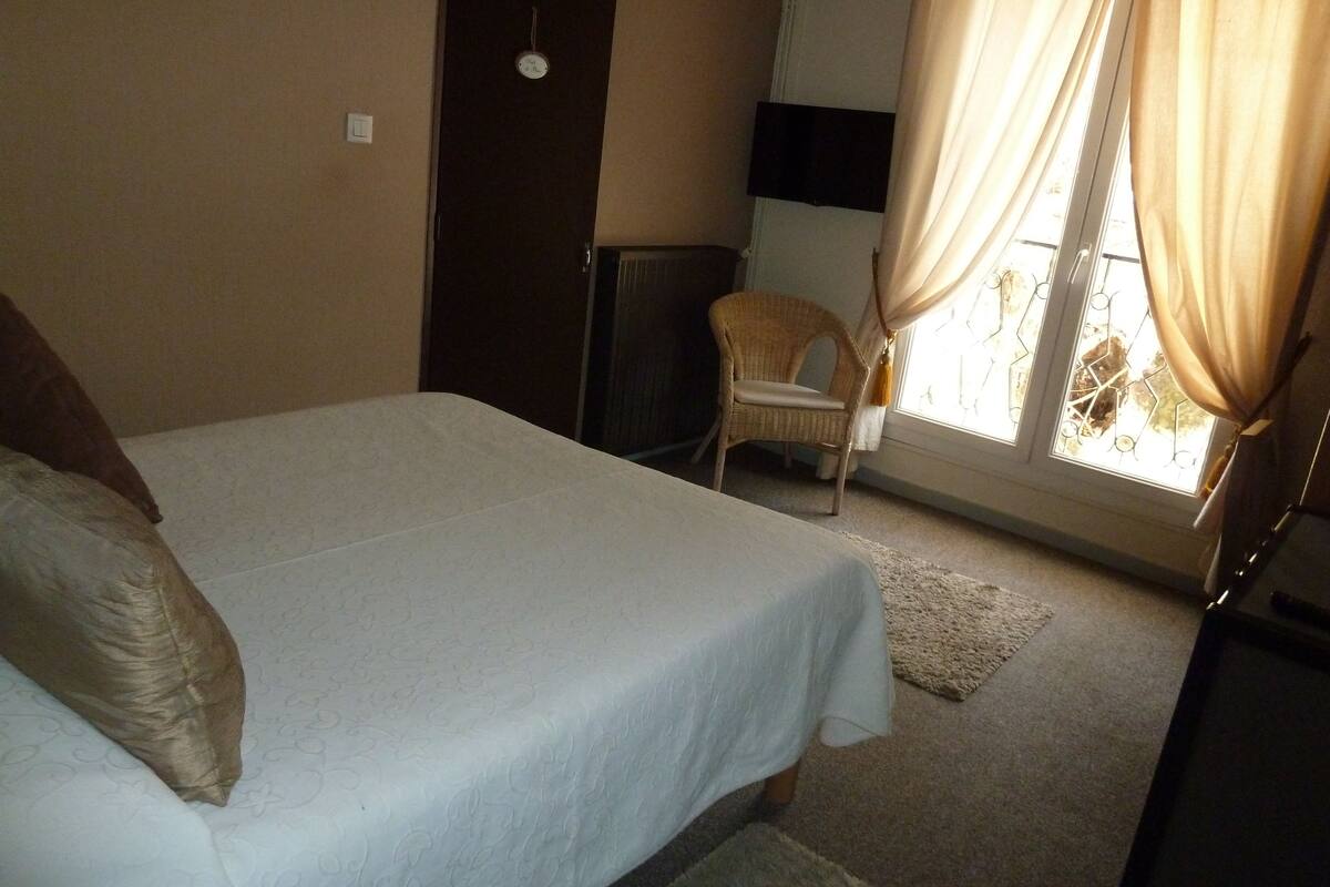 standard double room | desk, iron/ironing board, free wifi, bed sheets