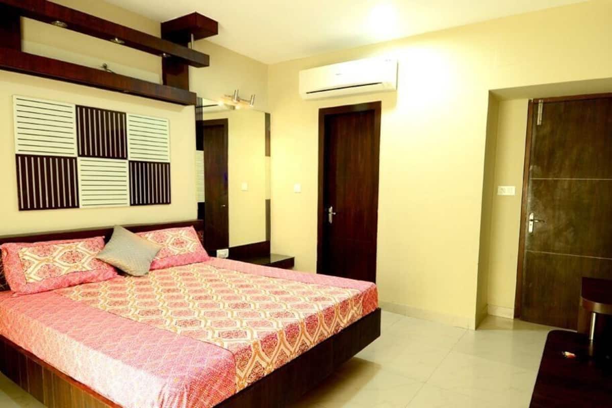 Doppia Deluxe, 1 letto king | Una scrivania, ferro/asse da stiro, letti aggiuntivi (a pagamento)