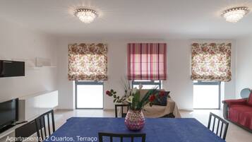 Appartamento, 2 camere da letto, terrazzo | Pasti in camera