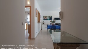 Apartamento com 2 quartos e um terraço.