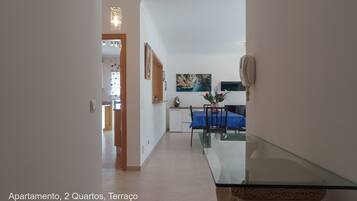 Apartamento, 2 quartos, terraço | Área de estar | TV de tela plana