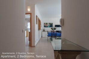 公寓, 2 间卧室, 露台 | 起居区 | 平板电  视