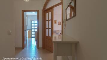 Apartamento, 2 quartos, sacada | Área de estar | TV de tela plana