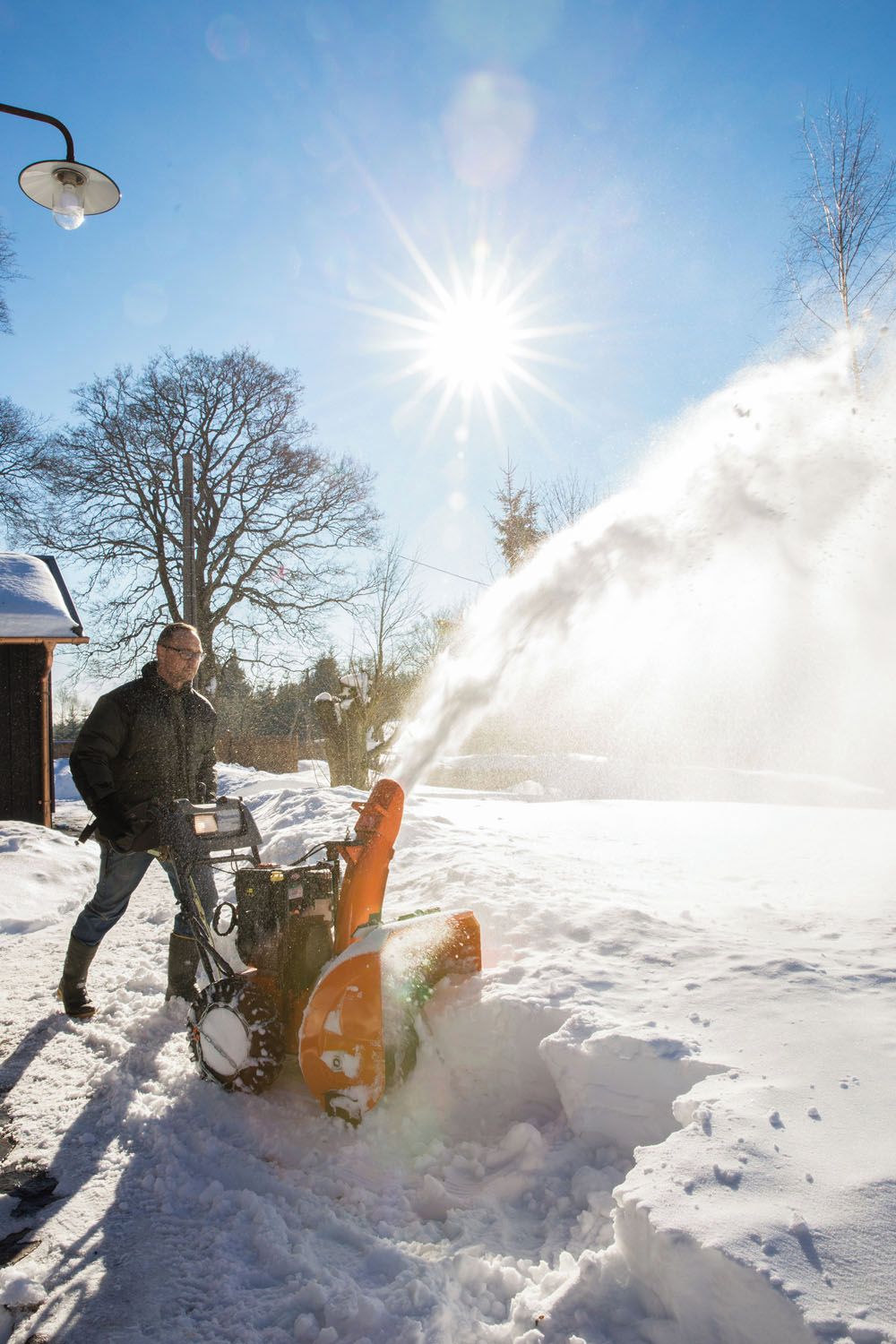 Henkilö, joka käyttää lumilingoa lumisessa ulkoilmassa.